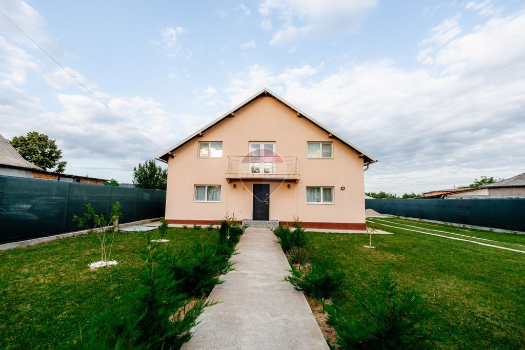 Casă individuală de vânzare 190mp construiti+1800mp te...