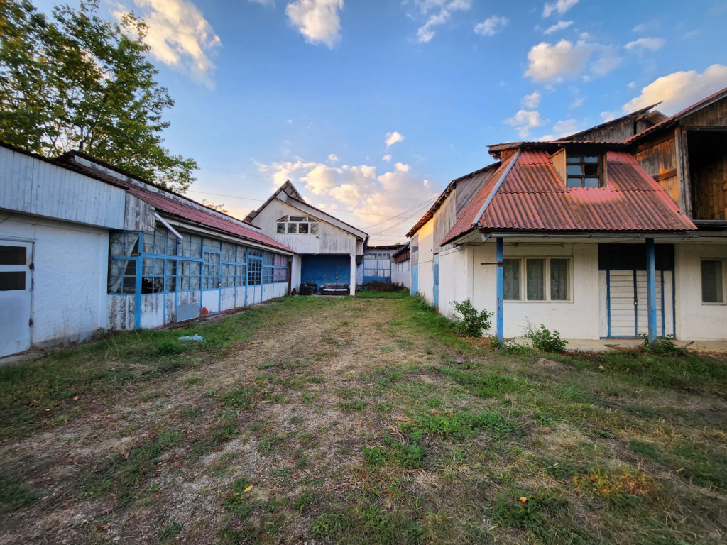 Teren intravilan 8.280 mp, utilități și construcții –