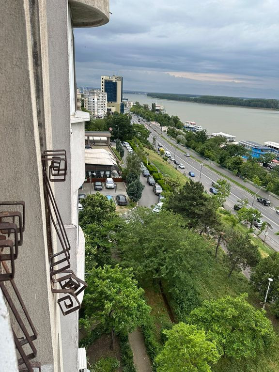De vanzare apartament cu 3 camere, zona Faleza, etaj 7/8,...