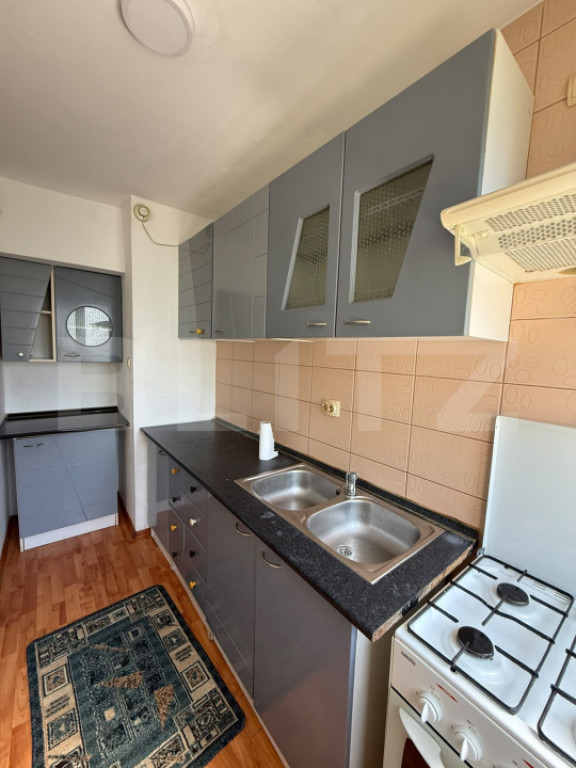 Apartament 3 camere, decomandat, Zona 9 Mai, Et 2