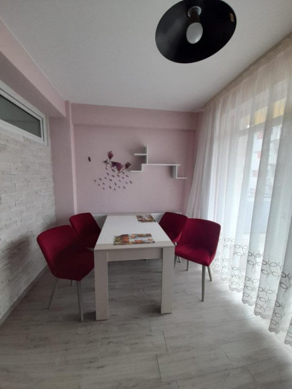 Apartament 3 camere, terasa 25 mp, parcare, zona Vivo