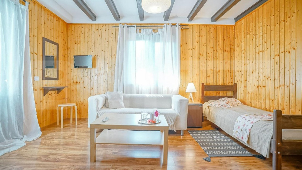 Casa de 284 mp, impartit in 3 apartamente, teren 503 mp, Gri