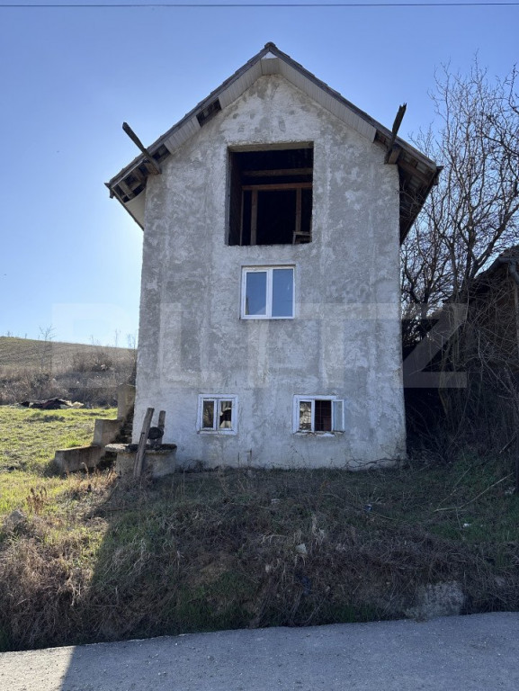 Casă semifinisată , teren generos, ideală pentru personal
