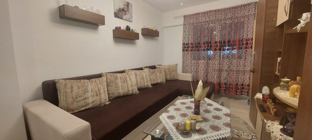 Garsonieră transformată în 2 camere de vânzare în Poart