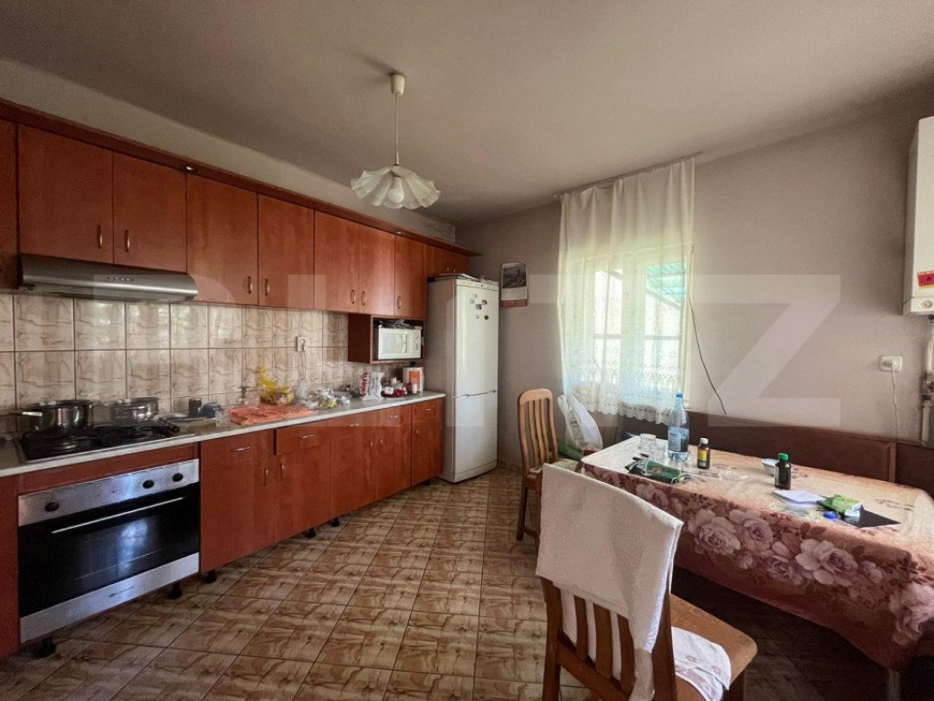 Casă cu 3 camere, 161 mp, cu curte comună, zona-ultracentr