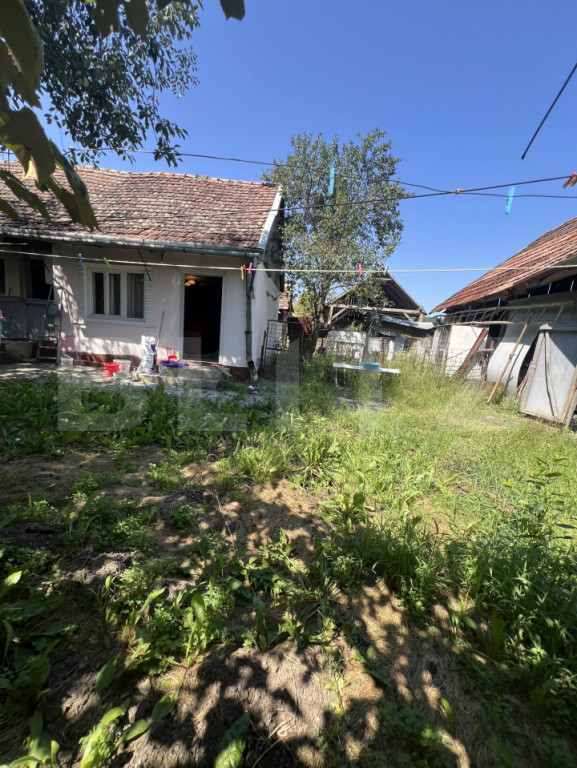 Casa cu 3 camere, 80 mp + 11 arii teren, Localitatea Teaca