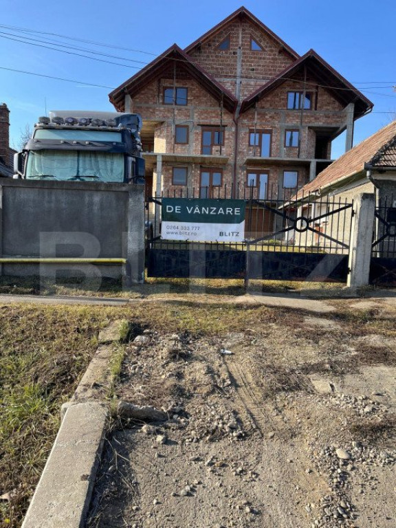 Duplex la rosu in Luna, langa Campia Turzii