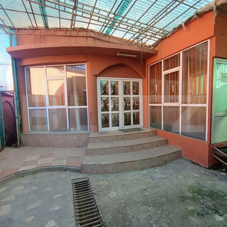 Casă 360 mp utili, spațiu comercial, teren 400 mp – Malu