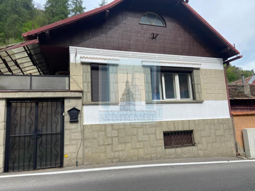 Casa singur in curte - zona Schei