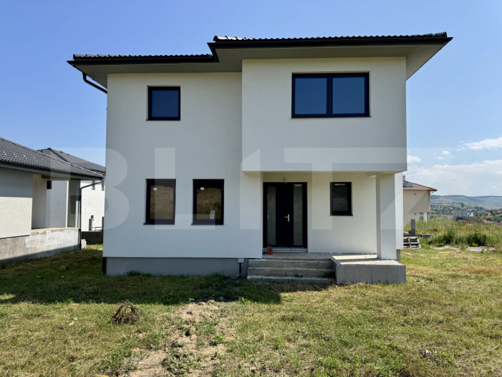 Vila noua de vanzare la intrare in Corunca
