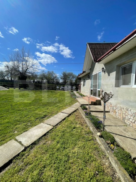 Casa cu 3 camere, 90 mp, 2 anexe gospodaresti si teren de 30