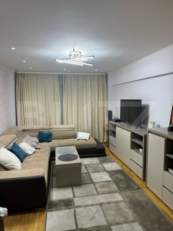 Apartament de vanzare cu 4 camere, zona Ultracentral SCHIMB