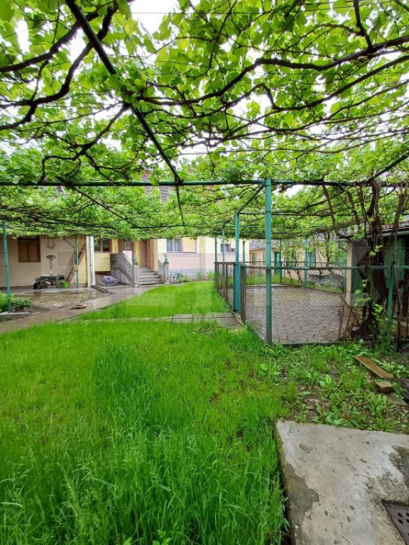 Casa renovabila cu 2 spatii comerciale, 416.6 mp, teren de 7