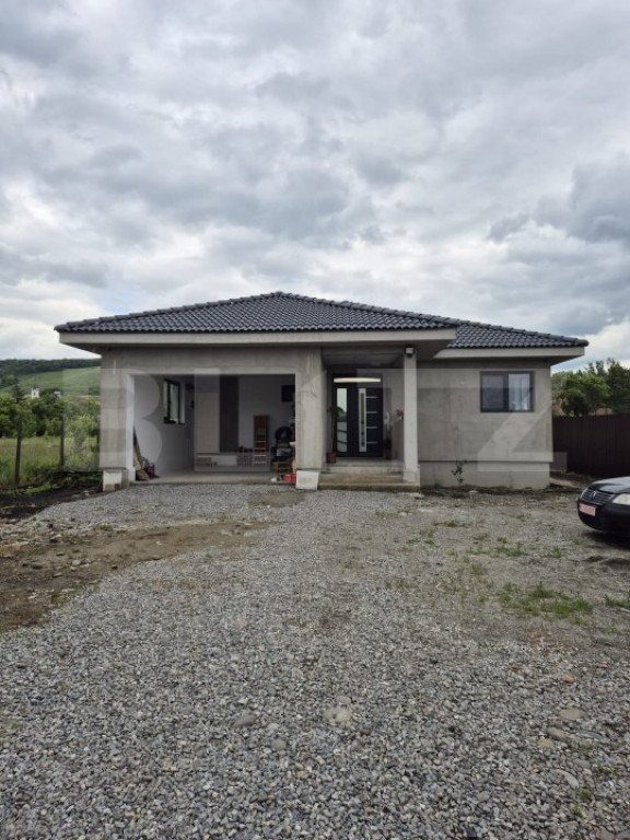 Casă pe un nivel în Ernei – 4 camere, panouri fotovoltai