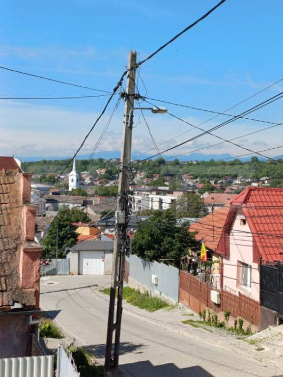 Casa renovabila de vanzare, cu 2 camere, 97 mp, zona Poiana