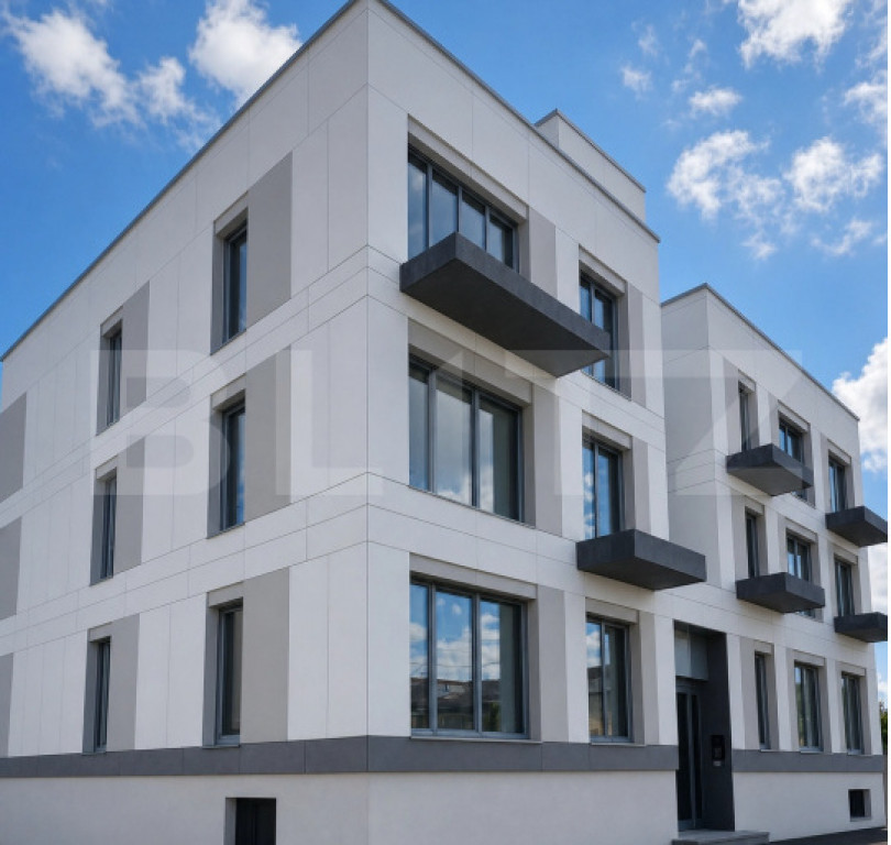 Apartament cu 4 camere 100 mp in bloc cu piscina din cartier