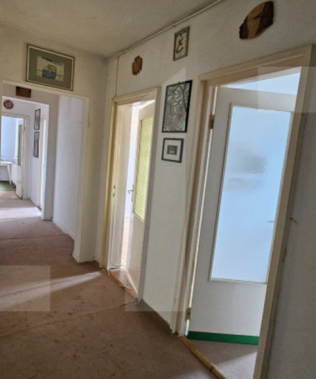 Apartament cu 3 camera, zona Spitalului