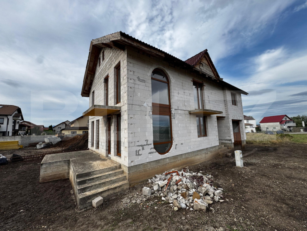 Casă cu 4 camere si garaj, zona Micesti