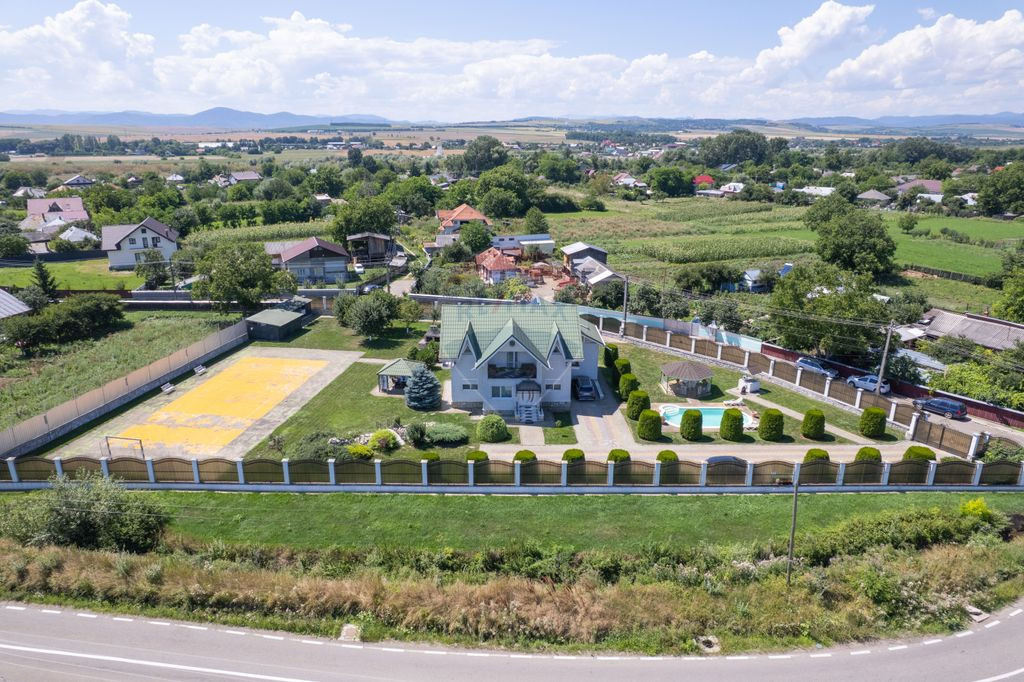 Casă cu piscină și teren de tenis – Girov, 10 min de...