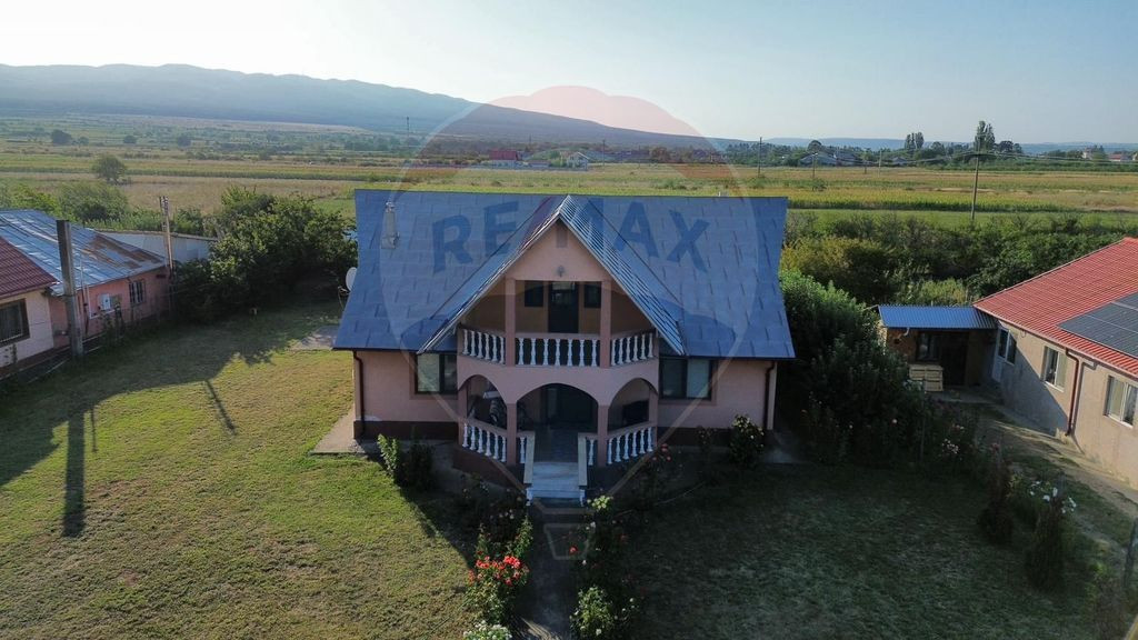 Casă / Vilă nouă cu 5 camere + casă bătranească ren...