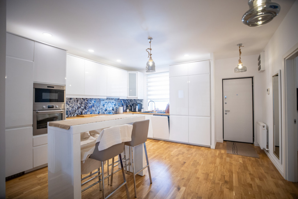 Apartament 5 Camere cu Vedere la Mare | Un Stil de Viață E