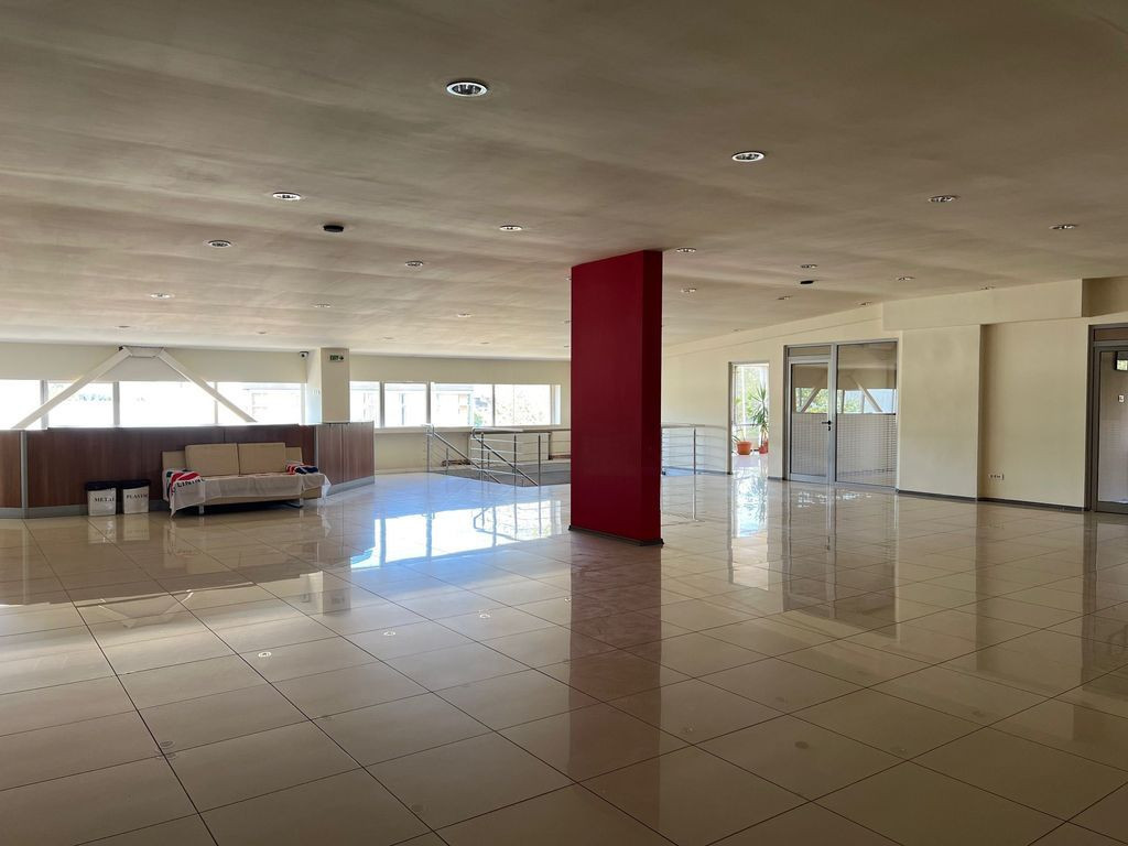 Hale si spatiu showroom ,depozitare si productie 2176 mp....