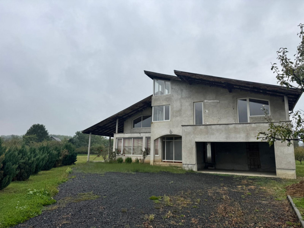 Casă semifinisată cu teren generos – 377 mp utili, 5754