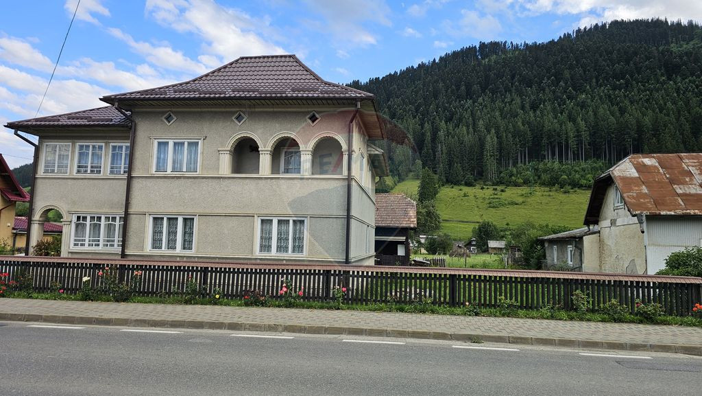 Casa 225 mp, teren intravilan 4822 mp C. Moldovenesc, Suc...