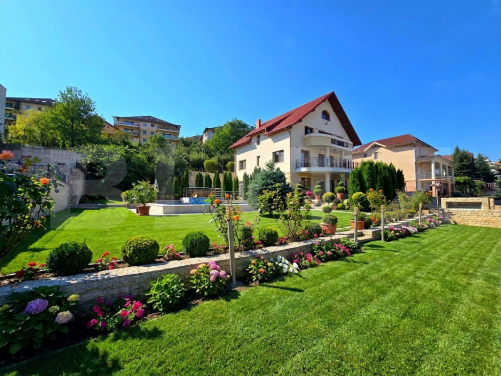 Vila cu piscina exclusivista de vanzare in zona Grand Hote