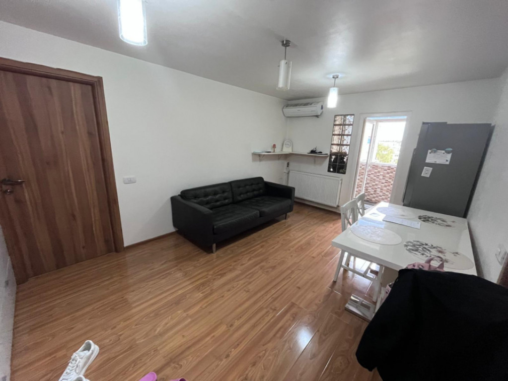 Apartament 3 camere, decomandat, zona Craiovita Noua