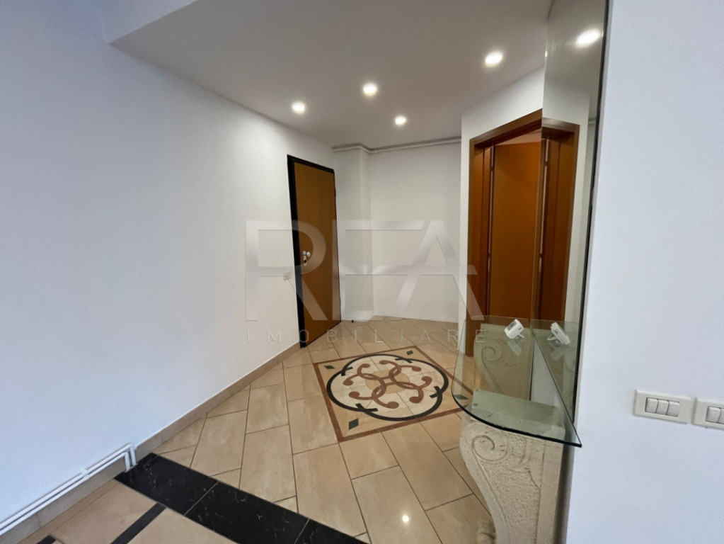 Apartament 4 camere Resedinta