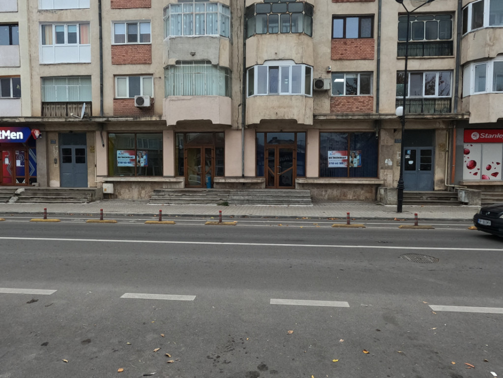 Spațiu Comercial de Închiriat 70 mp, Fațadă din Sticlă,