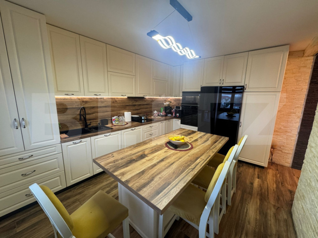 Apartament cu 4 camere de vanzare, 133 mp, zona Careiului