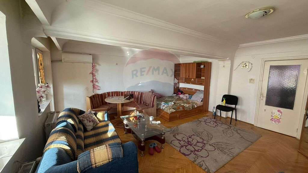 Apartament cu 4 camere de vânzare și boxă 12 mp zonă ...