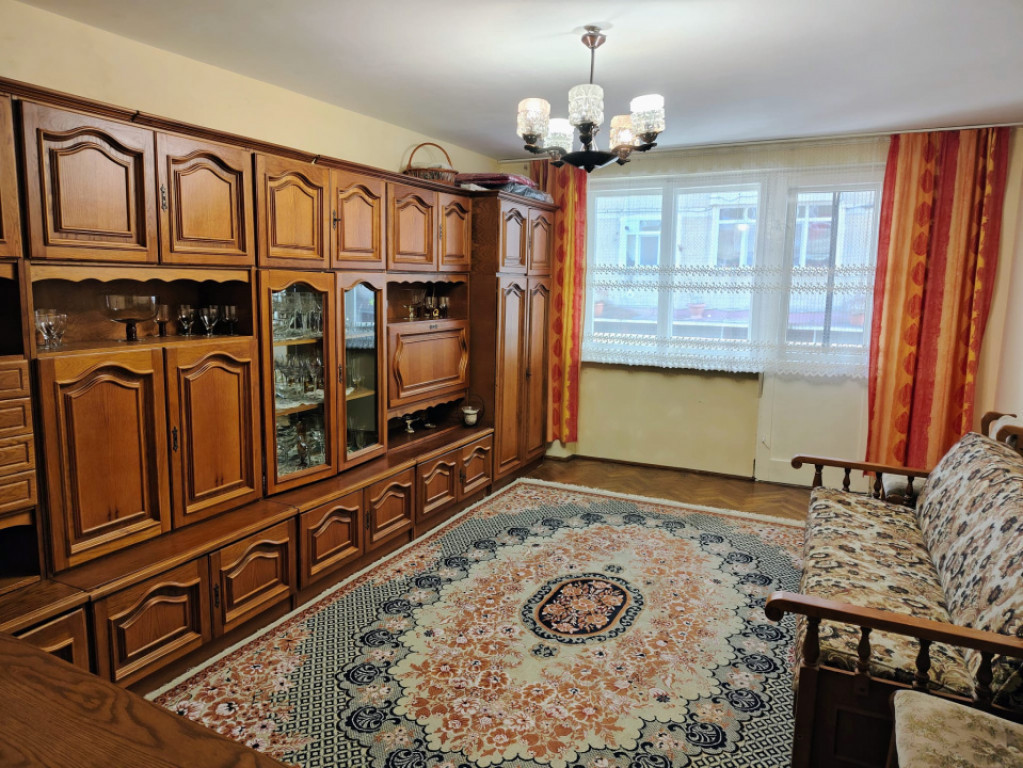 Apartament 3 camere, 74 mp, zona Sasar