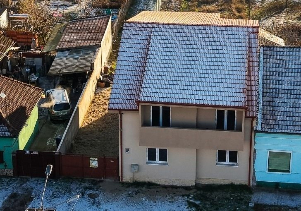 Casă nouă cu etaj semifinalizată, zonă liniștită î...