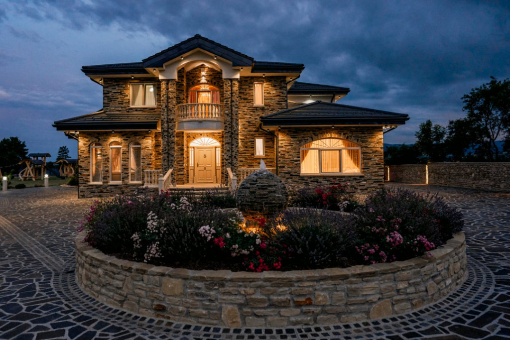 Casa exclusivista cu arhitectură unică, 320mp utili, Horod