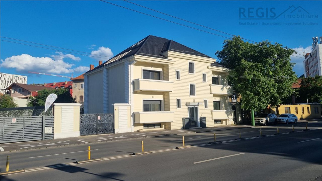 Vila - Bloc modern de 11 camere zona Centrul Civic , Onix