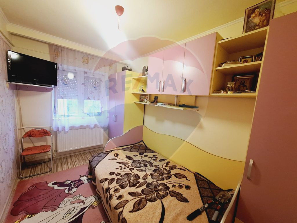 Apartament cu 3 camere de vânzare în zona Nufarul