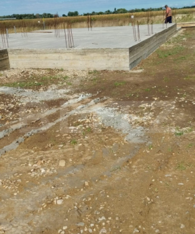 Teren de vanzare in Santandrei cu fundatie turnata si autori