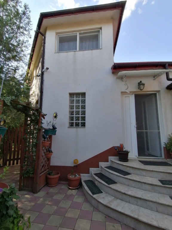 Casă de Vânzare Lumina | 6 Camere și Teren Generos
