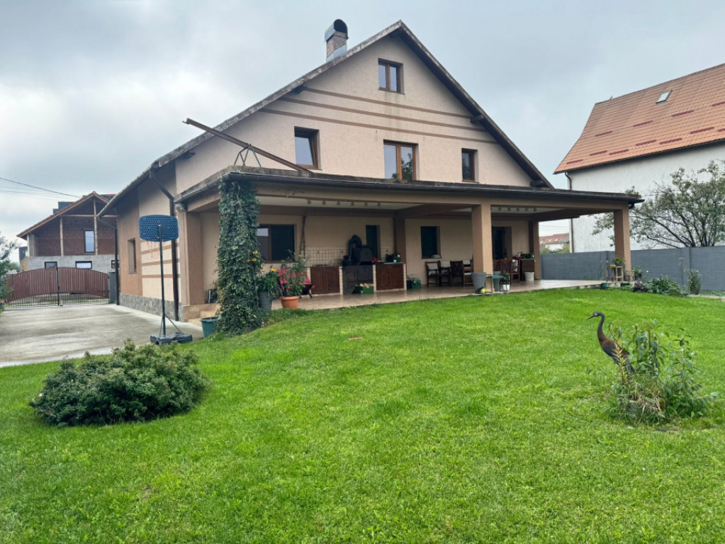 Casă superbă spatioasa intr-o zona linistiota aproape de o