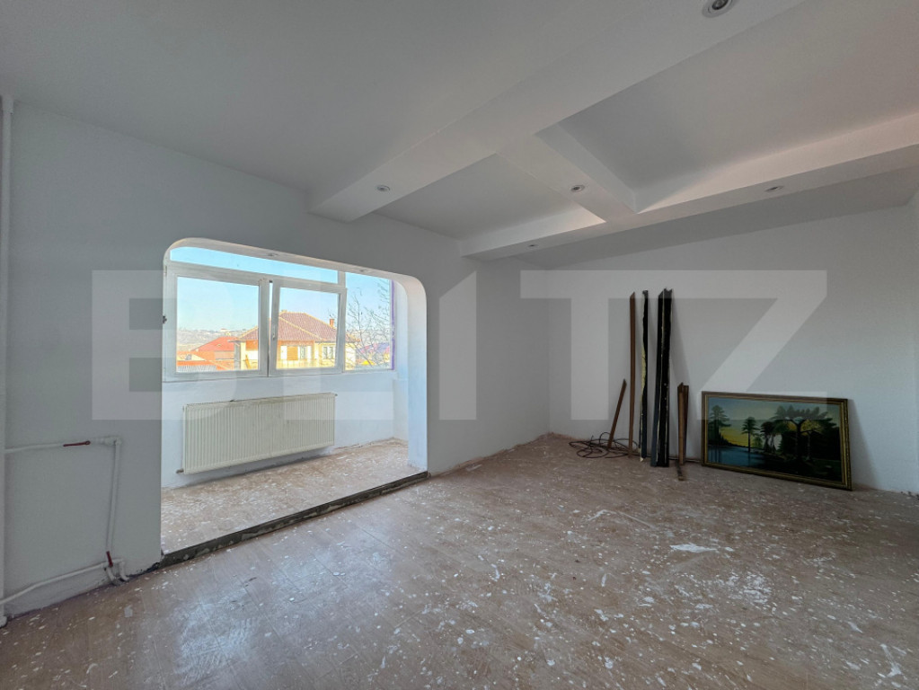 Apartament 3 camere, decomandat - zona Velenta