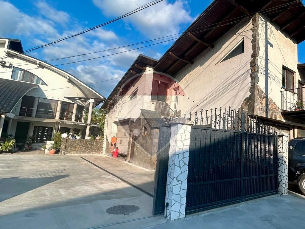 Casă / Vilă cu 10 camere de vânzare în SIGHETUL MARMA...