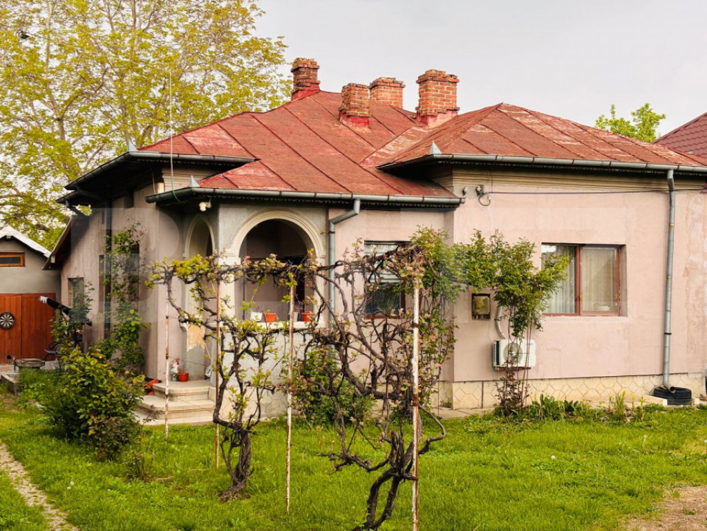 Casă spațioasă + teren 2700 mp în zona Găești 3 dormi