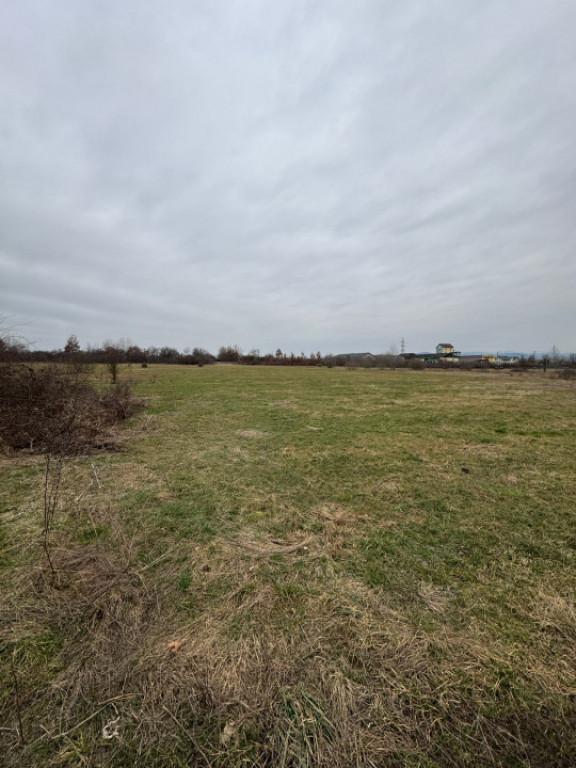 Teren intravilan 72 ari, front generos 54 ml – Zona Două