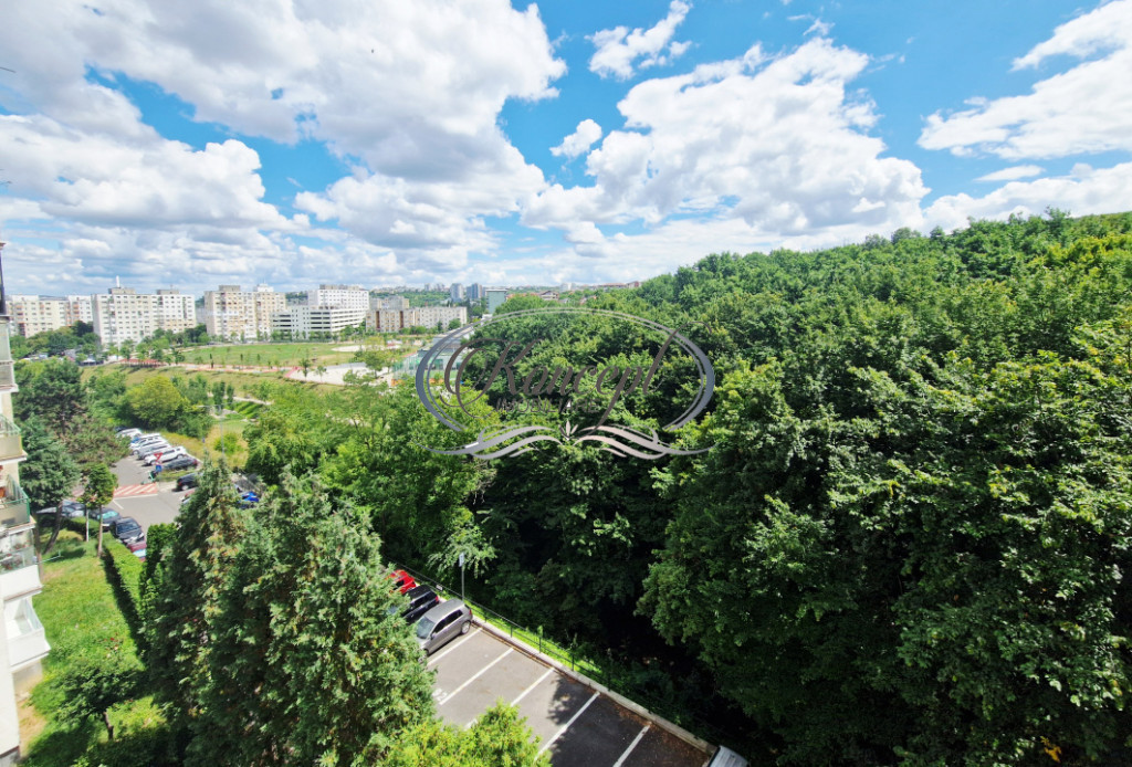 Apartament spatios cu balcon inchis si beci in zona Supeco