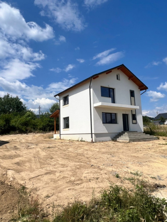 Casă nouă, design modern, teren 500 mp – liniște aproap