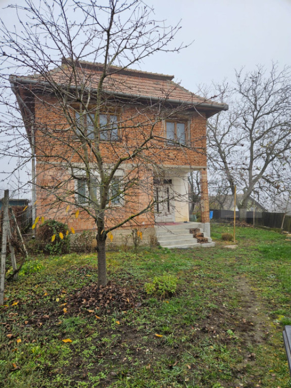 Casa la rosu 91 mp utili, 976 mp teren, in Luna, langa Campi