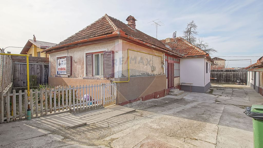 Casă cu două corpuri+teren 230 mp De Vanzare, Strada Ca...